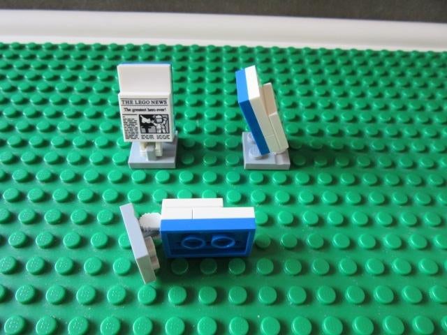 L166,5 LEGO *NIEUW* KRANTENSTAANDAARD, WIT MET GRIJS, Dalwagen 45b, 6669 CB Dodewaard, Lego, Nieuw, Ophalen of Verzenden