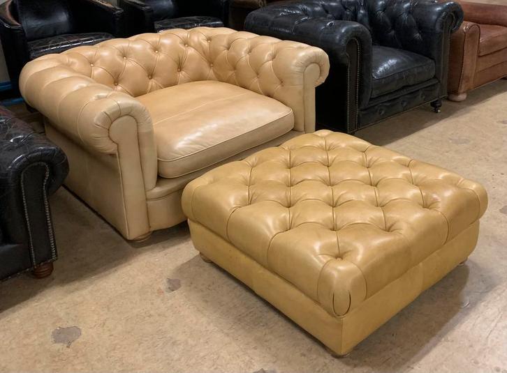 Prachtige Chesterfield Fauteuil/Loveseat Okergeel Cognac., Huis en Inrichting, Fauteuils, Gebruikt, Leer, 125 cm of meer, 75 tot 100 cm