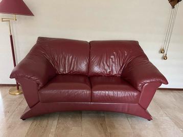 Bordeaux leren bank beschikbaar voor biedingen