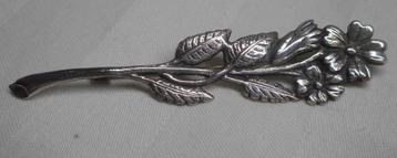 Zilveren antieke lange broche met trompet sluiting nr.400 beschikbaar voor biedingen