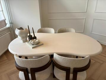 Eettafel organisch te koop voor 580 euro!! beschikbaar voor biedingen