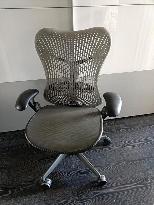 Herman Miller Mirra 1 bureaustoel, Huis en Inrichting, Bureaustoelen, Zo goed als nieuw, Grijs, Ophalen