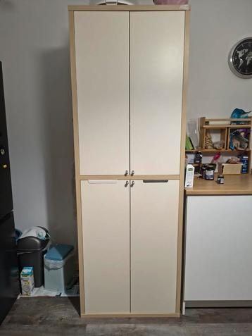 Hoge Kast met Deuren en Planken beschikbaar voor biedingen