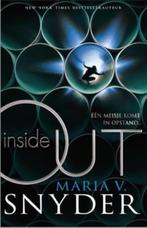 Maria v Snyder - Outside in - Een meisje komt in opstand, Boeken, Ophalen of Verzenden, Zo goed als nieuw