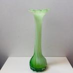 Groene glazen vaas in de vorm van een bloem, murano, Antiek en Kunst, Antiek | Glas en Kristal, Ophalen of Verzenden