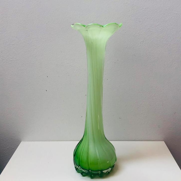 Groene glazen vaas in de vorm van een bloem, murano, Antiek en Kunst, Antiek | Glas en Kristal, Ophalen of Verzenden