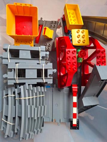 Heel veel duplo rails. Met hoge spoorbrug, spoorwegovergang  beschikbaar voor biedingen