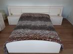 Tweepersoonsbed zalmrose met 2 nachtkastjes+  lattenbodem., Ophalen, Gebruikt, Tweepersoons