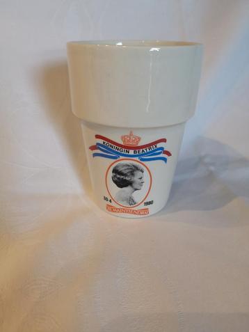 Melkbeker ter herinnering aan kroning Koningin Beatrix  beschikbaar voor biedingen