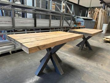 2 grote tafels hout beschikbaar voor biedingen