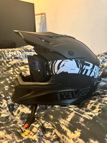 Motorcross helm met bril beschikbaar voor biedingen