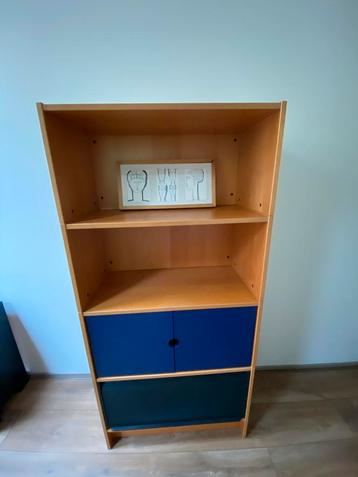 Ikea kast beukenkleur met blauwe deurtjes en zwarte roldeur
