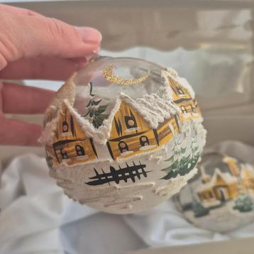 2 handgemaakte glazen kerstballen beschikbaar voor biedingen
