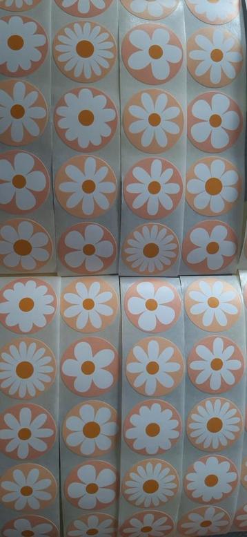 Nr.  140 :   80 stuks witte bloemen stickers  2,5 cm. beschikbaar voor biedingen