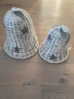 Kerstklokken wit rattan met sterren - 2 stuks, Diversen, Kerst, Ophalen of Verzenden, Zo goed als nieuw