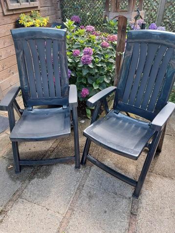 2 x nette 4 standen tuinstoelen. Evt met kussens. beschikbaar voor biedingen