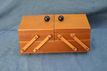 Vintage houten naaikistje wat trapsgewijs opengaat, jaren 50 beschikbaar voor biedingen