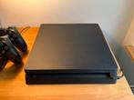 Sony PS4 slim 1TB (SSD), Spelcomputers en Games, Spelcomputers | Sony PlayStation 4, Gebruikt, Met 2 controllers, Ophalen of Verzenden