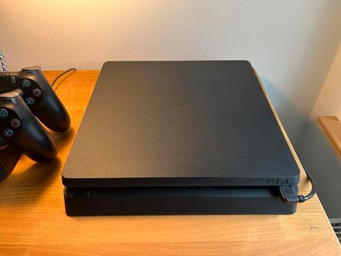 Sony PS4 slim 1TB (SSD), Spelcomputers en Games, Spelcomputers | Sony PlayStation 4, Gebruikt, Slim, 1 TB, Met 2 controllers, Ophalen of Verzenden