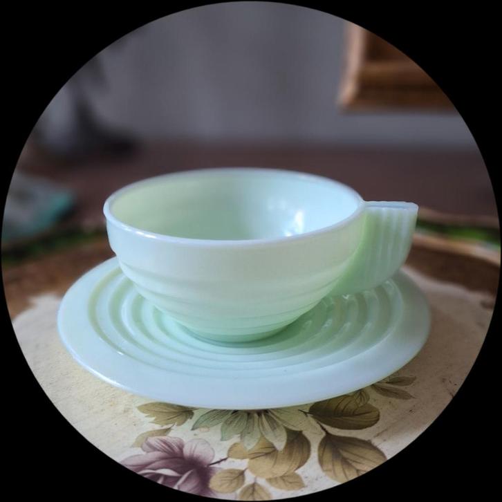 Antieke Arcopal Jadeite kop en schotel Art Deco 30's p/st, Antiek en Kunst, Antiek | Servies los, Ophalen of Verzenden