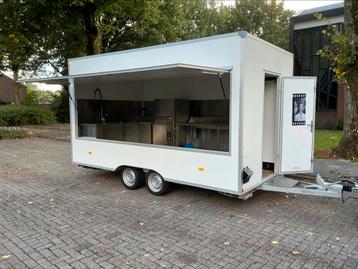 Gesloten aanhanger met zijklep beschikbaar voor biedingen