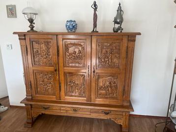 Houten wandkast met houtsnijwerk Gratis in Pijnacker! beschikbaar voor biedingen