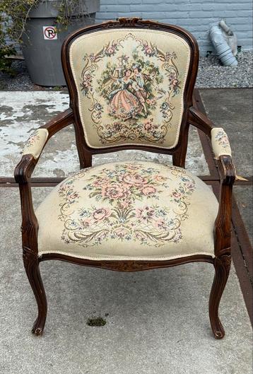Antieke fauteuil met bloemmotief beschikbaar voor biedingen