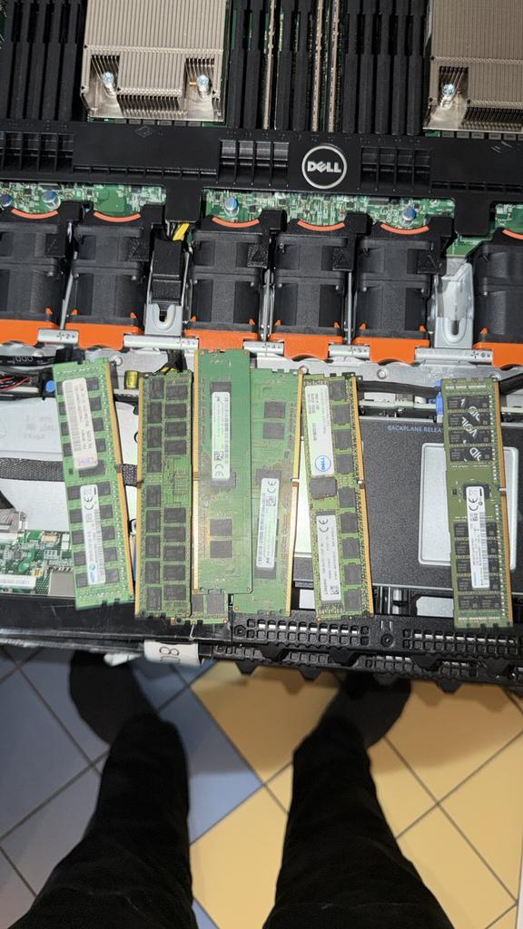 GEZOCHT: Server RAM DDR4 - Directe Betaling!, Computers en Software, RAM geheugen, Gebruikt, Server, 8 GB, DDR4, Ophalen of Verzenden