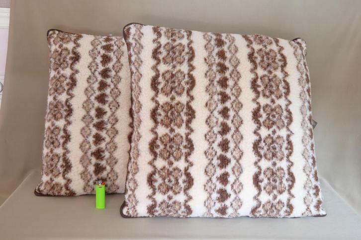 2x schapenwol kussen  vierkant   57 x 57 cm, Huis en Inrichting, Woonaccessoires | Kussens, Gebruikt, Vierkant, Ophalen of Verzenden