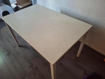 Gratis tafel beschikbaar voor biedingen
