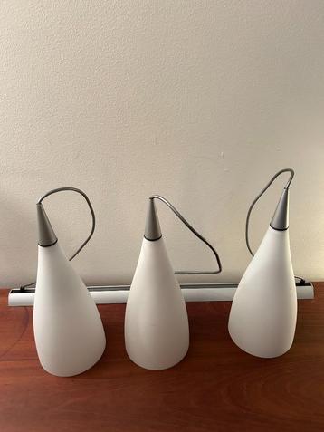 Hanglamp van melkglas beschikbaar voor biedingen