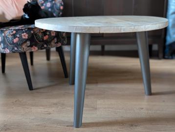 Bijzettafel natuurlijk houten blad en metalen poten (70cm) beschikbaar voor biedingen