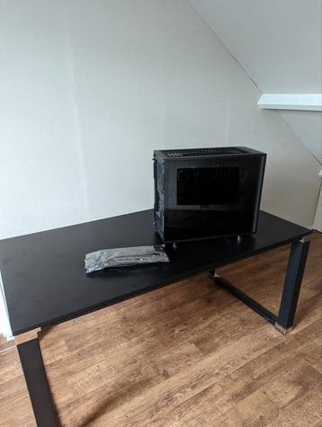 Zwarte Tafel met Metalen Poten beschikbaar voor biedingen