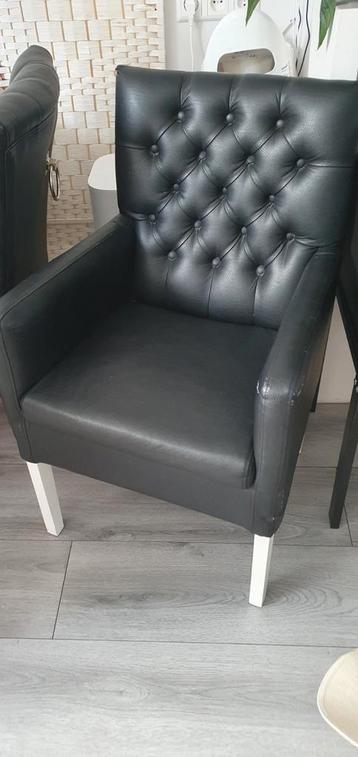4 stoelen beschikbaar voor biedingen