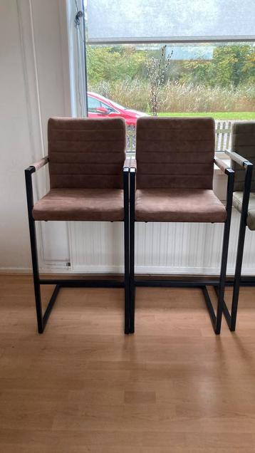 2 Barstoelen Lizzy Leen Bakker Cognac beschikbaar voor biedingen