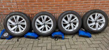 Originele VW 16 inch lichtmetalen velgen Gavia + winterbande beschikbaar voor biedingen