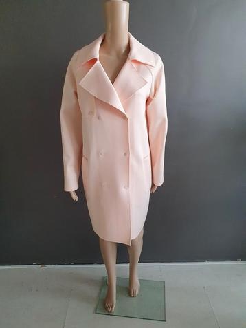 Een peachy roze tussenjas van scuba stof in maat 36.  beschikbaar voor biedingen