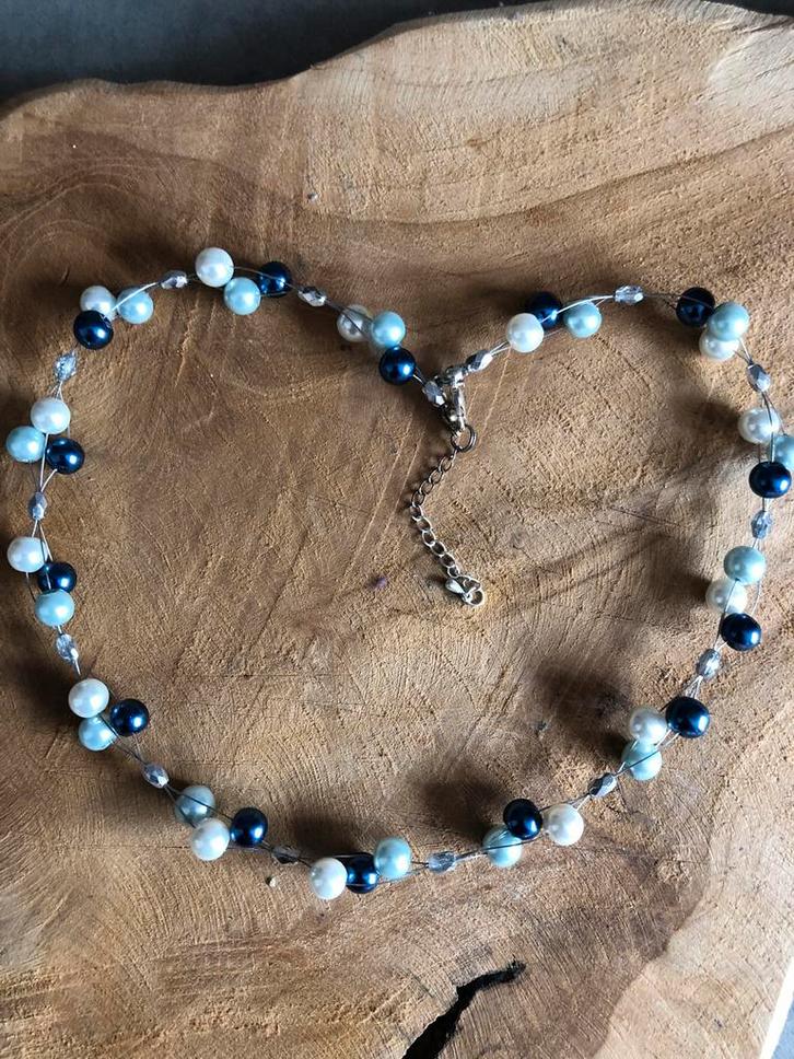 Nieuw! Donkerblauw/ licht blauw/ witte ketting op 3 draden., Sieraden, Tassen en Uiterlijk, Kettingen, Nieuw, Blauw, Verstelbaar