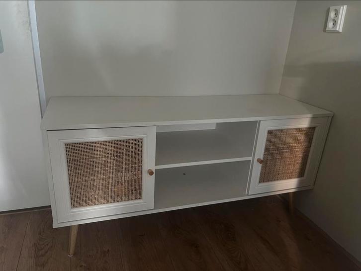Tv meubel met rotan deuren, Huis en Inrichting, Kasten | Televisiemeubels, Zo goed als nieuw, Minder dan 100 cm, 100 tot 150 cm