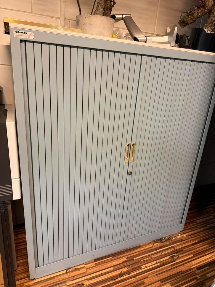 Metalen roldeurkast – 140 cm hoog, Huis en Inrichting, Kasten | Roldeurkasten en Archiefkasten, Gebruikt, 100 tot 150 cm, 100 tot 150 cm