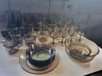 Mooi vintage Arcoroc France retro bruin rookglas servies, Huis en Inrichting, Keuken | Servies, Compleet servies, Glas, Gebruikt