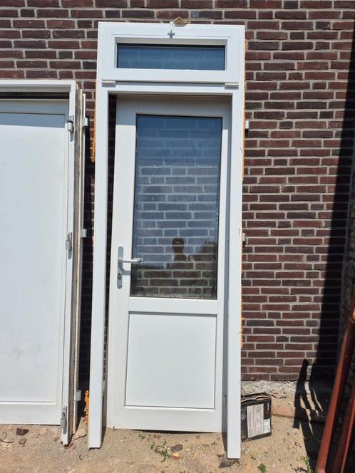 Twee witte kunststof deuren incl. kozijnen, Doe-het-zelf en Verbouw, Kozijnen en Schuifpuien, Zo goed als nieuw, Deurkozijn, Kunststof