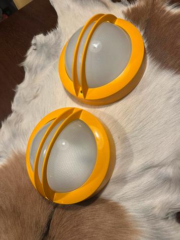 2 x MASSIVE mid century wand (plafondlamp) geel. Bull-Eye beschikbaar voor biedingen