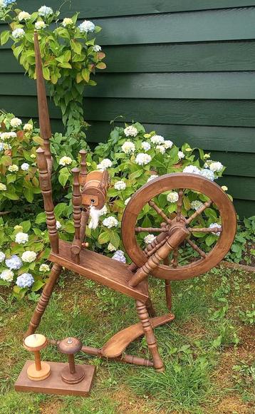 spinnewiel met 3 klossen en twijnrek beschikbaar voor biedingen