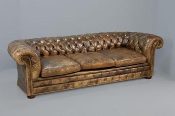 Unieke Chesterfield Bank Cognac uit Kurhaus Scheveningen beschikbaar voor biedingen