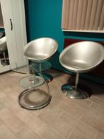 Kuipstoelen kunstof met bijzettafel, 2 krukken, Ophalen of Verzenden, Zo goed als nieuw, 60 tot 90 cm