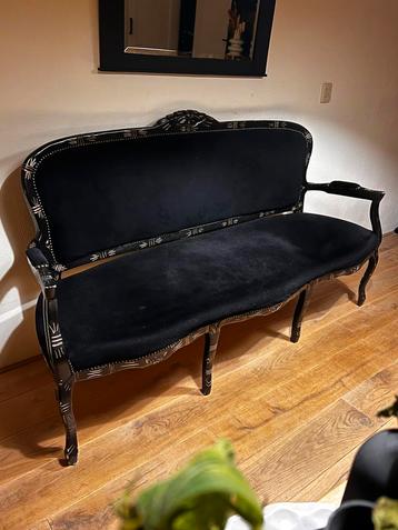 Vintage zwart fluwelen salonbankje in klassieke Franse stijl beschikbaar voor biedingen