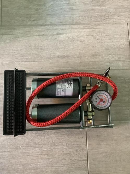 Dubbelcilinder Voetpomp met Manometer, Auto diversen, Autogereedschap, Gebruikt, Ophalen of Verzenden