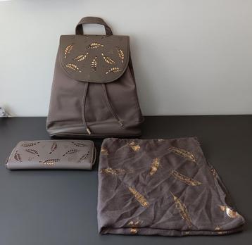 Mooie 3-delige set – rugtas, portemonnee en sjaaltje met gou beschikbaar voor biedingen