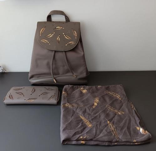 Mooie 3-delige set – rugtas, portemonnee en sjaaltje met gou, Sieraden, Tassen en Uiterlijk, Tassen | Rugtassen, Zo goed als nieuw
